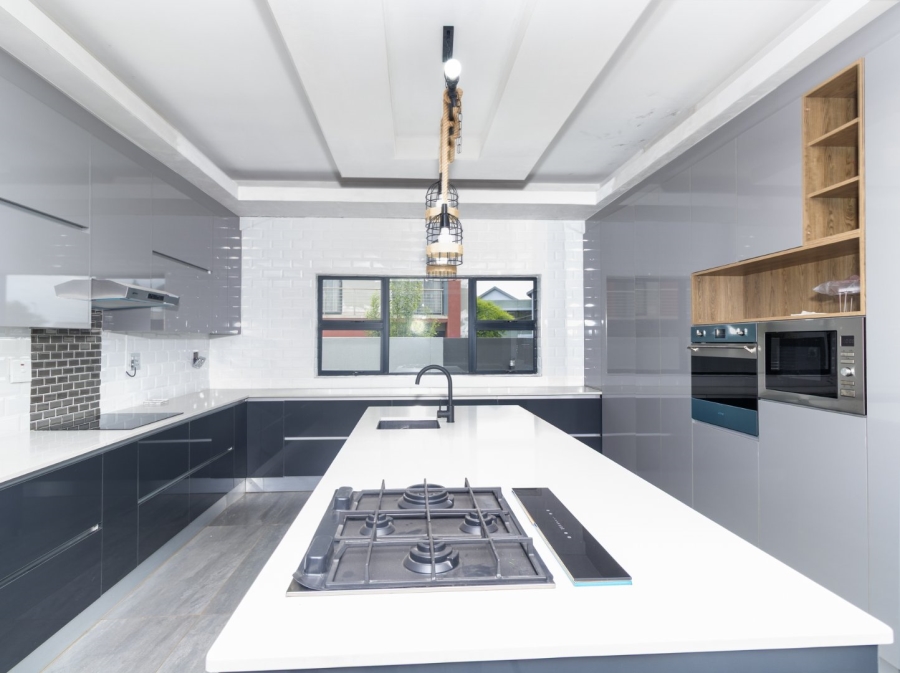 6 Bedroom Property for Sale in Gateway Manor North West